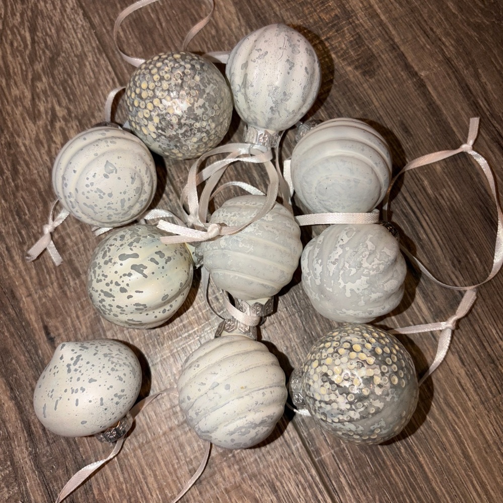 🏷️ 3/$75 Deal 🫱🏻‍🫲🏽 Miniature Christmas Tree Ornaments Snowy White Set